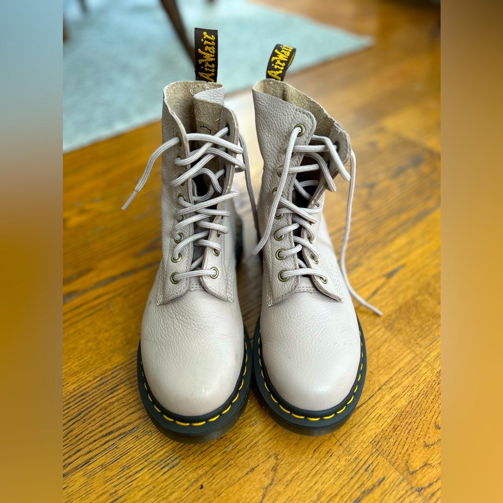 Dr. Martens Virginia Leather Boots